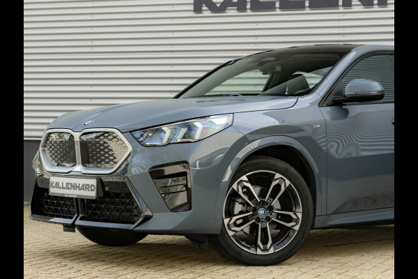 BMW iX2 eDrive20 M-Sport - Pano - Trekhaak - Memoryzetel - Stuurwiel Verwarmd