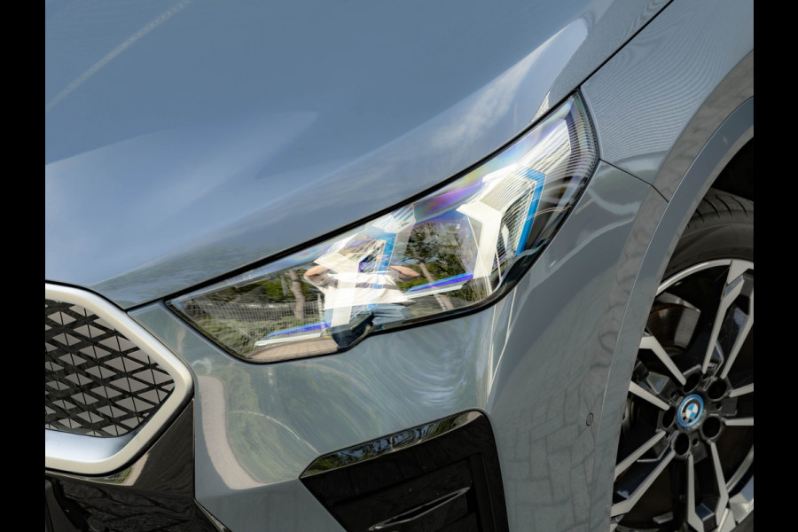BMW iX2 eDrive20 M-Sport - Pano - Trekhaak - Memoryzetel - Stuurwiel Verwarmd
