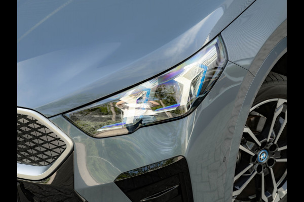 BMW iX2 eDrive20 M-Sport - Pano - Trekhaak - Memoryzetel - Stuurwiel Verwarmd