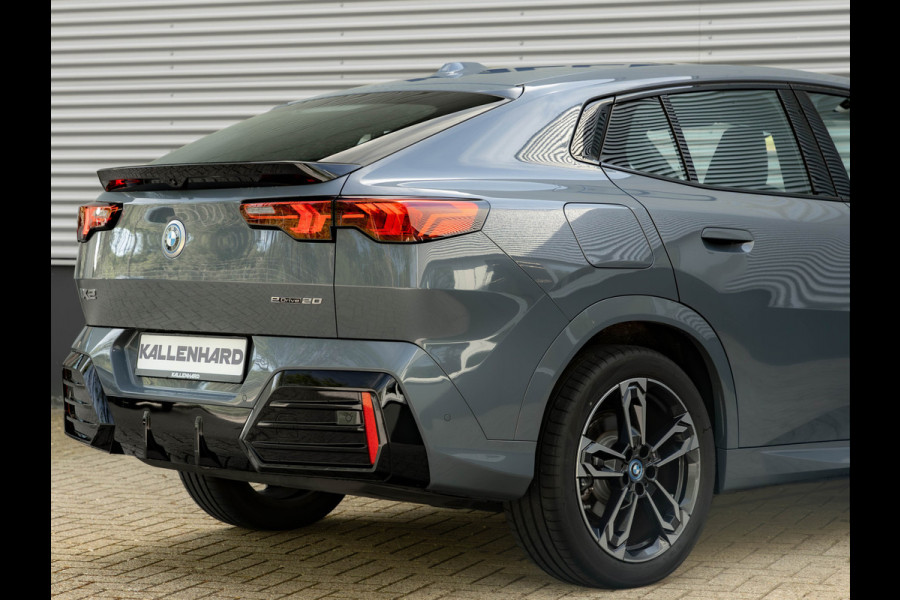 BMW iX2 eDrive20 M-Sport - Pano - Trekhaak - Memoryzetel - Stuurwiel Verwarmd