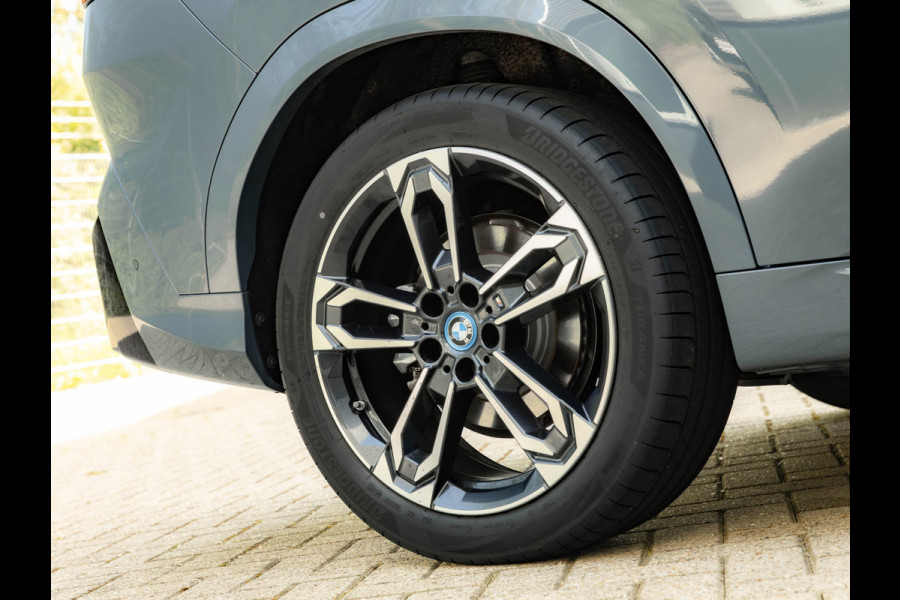 BMW iX2 eDrive20 M-Sport - Pano - Trekhaak - Memoryzetel - Stuurwiel Verwarmd