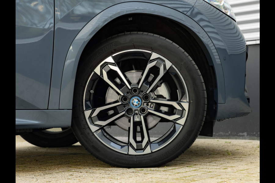 BMW iX2 eDrive20 M-Sport - Pano - Trekhaak - Memoryzetel - Stuurwiel Verwarmd