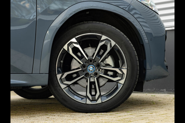 BMW iX2 eDrive20 M-Sport - Pano - Trekhaak - Memoryzetel - Stuurwiel Verwarmd