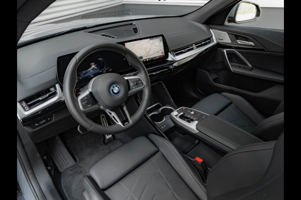 BMW iX2 eDrive20 M-Sport - Pano - Trekhaak - Memoryzetel - Stuurwiel Verwarmd