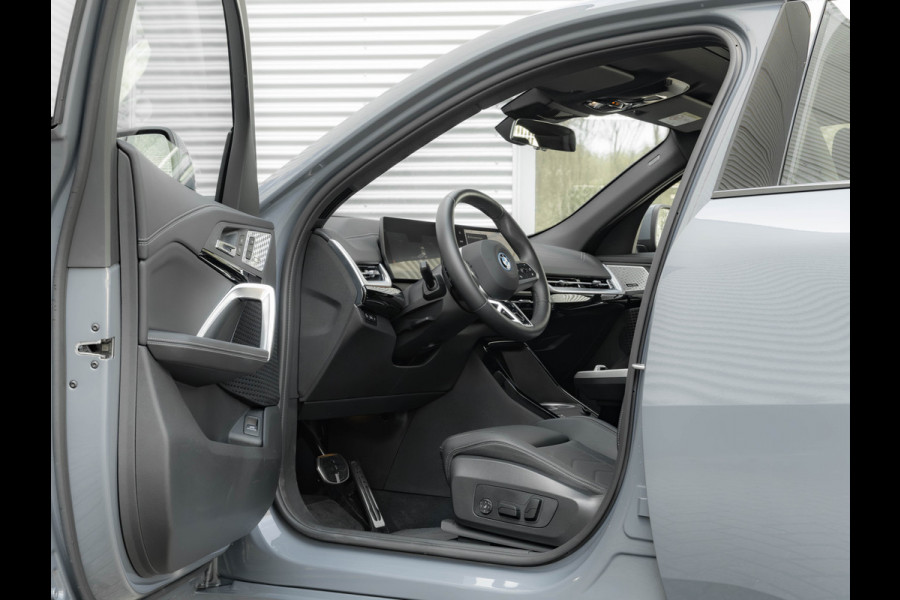 BMW iX2 eDrive20 M-Sport - Pano - Trekhaak - Memoryzetel - Stuurwiel Verwarmd