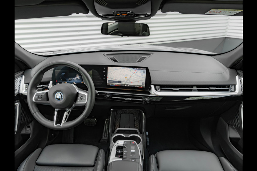 BMW iX2 eDrive20 M-Sport - Pano - Trekhaak - Memoryzetel - Stuurwiel Verwarmd