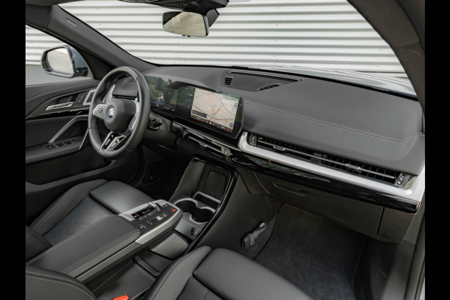 BMW iX2 eDrive20 M-Sport - Pano - Trekhaak - Memoryzetel - Stuurwiel Verwarmd