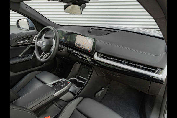 BMW iX2 eDrive20 M-Sport - Pano - Trekhaak - Memoryzetel - Stuurwiel Verwarmd