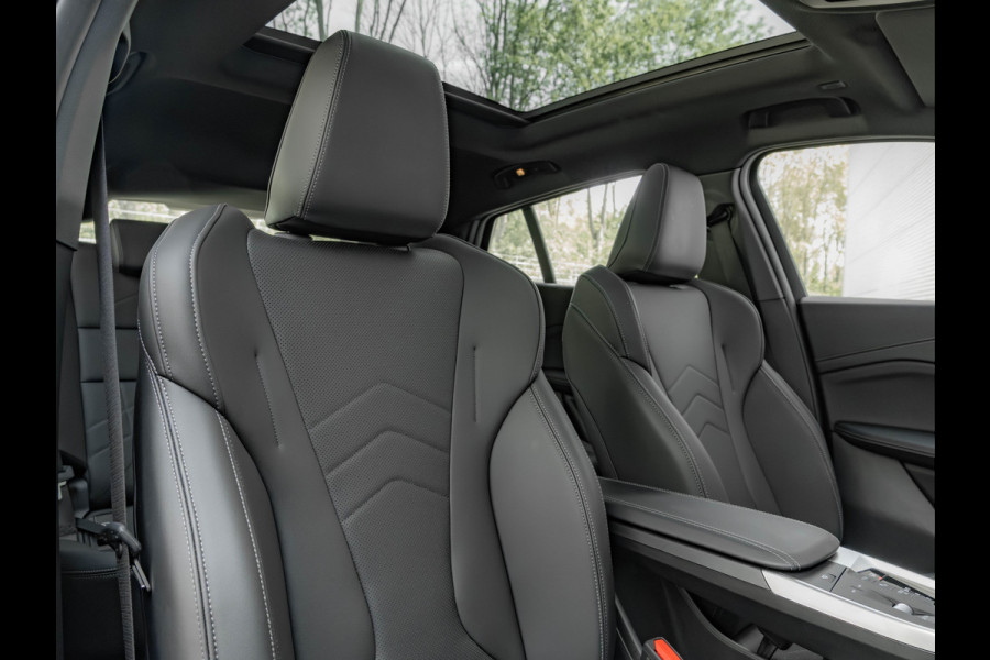 BMW iX2 eDrive20 M-Sport - Pano - Trekhaak - Memoryzetel - Stuurwiel Verwarmd