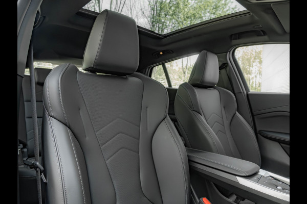 BMW iX2 eDrive20 M-Sport - Pano - Trekhaak - Memoryzetel - Stuurwiel Verwarmd