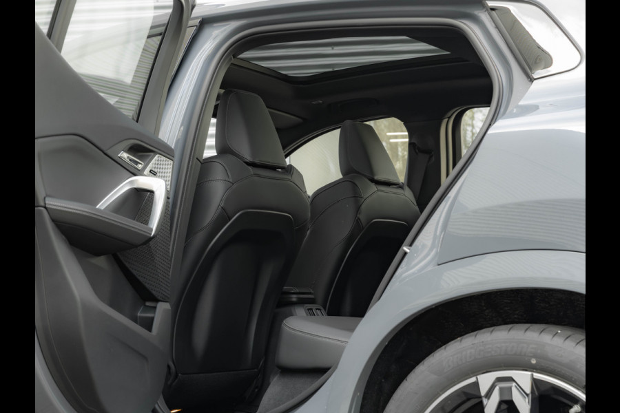 BMW iX2 eDrive20 M-Sport - Pano - Trekhaak - Memoryzetel - Stuurwiel Verwarmd