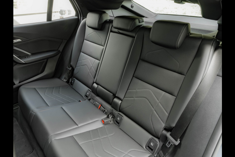 BMW iX2 eDrive20 M-Sport - Pano - Trekhaak - Memoryzetel - Stuurwiel Verwarmd