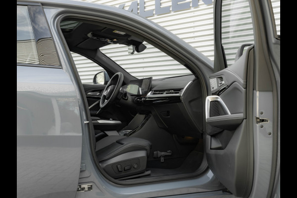 BMW iX2 eDrive20 M-Sport - Pano - Trekhaak - Memoryzetel - Stuurwiel Verwarmd