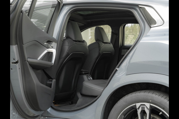 BMW iX2 eDrive20 M-Sport - Pano - Trekhaak - Memoryzetel - Stuurwiel Verwarmd