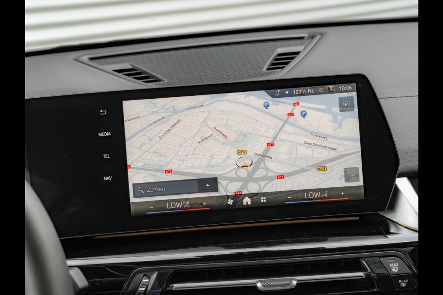 BMW iX2 eDrive20 M-Sport - Pano - Trekhaak - Memoryzetel - Stuurwiel Verwarmd