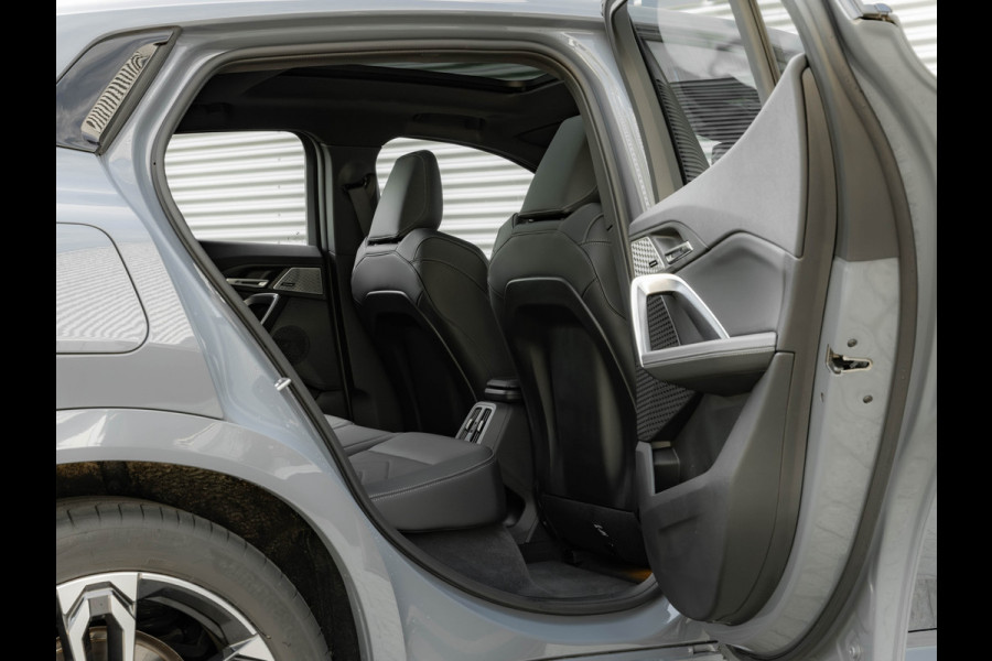 BMW iX2 eDrive20 M-Sport - Pano - Trekhaak - Memoryzetel - Stuurwiel Verwarmd