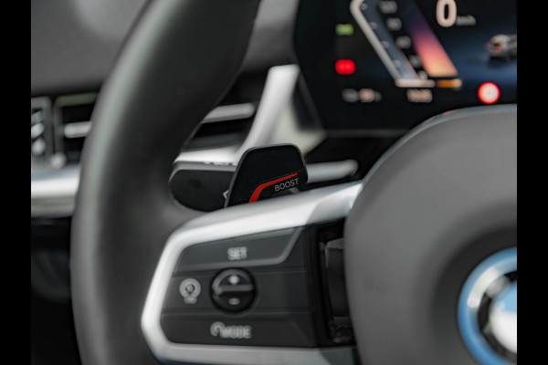 BMW iX2 eDrive20 M-Sport - Pano - Trekhaak - Memoryzetel - Stuurwiel Verwarmd