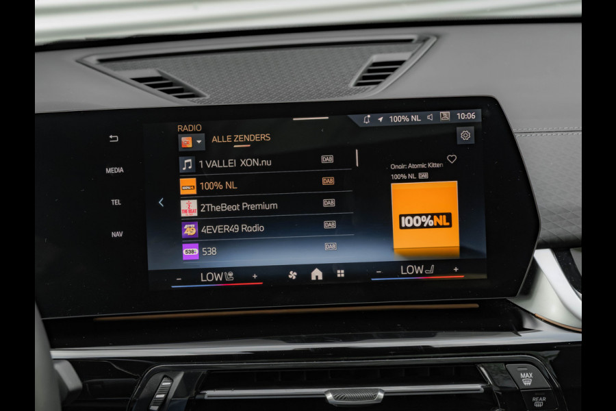 BMW iX2 eDrive20 M-Sport - Pano - Trekhaak - Memoryzetel - Stuurwiel Verwarmd