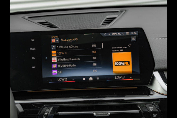 BMW iX2 eDrive20 M-Sport - Pano - Trekhaak - Memoryzetel - Stuurwiel Verwarmd