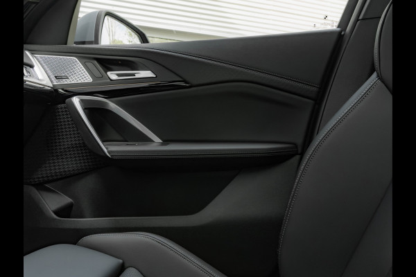BMW iX2 eDrive20 M-Sport - Pano - Trekhaak - Memoryzetel - Stuurwiel Verwarmd