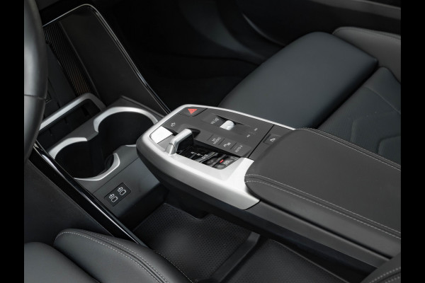 BMW iX2 eDrive20 M-Sport - Pano - Trekhaak - Memoryzetel - Stuurwiel Verwarmd