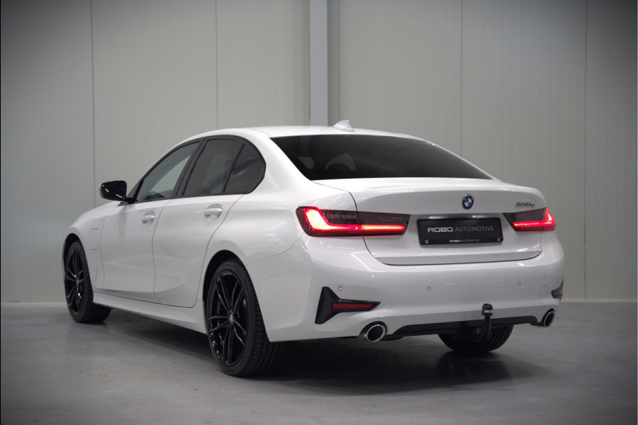 BMW 3-serie 330e eDrive Edition High Executive | Stoelverwarming | Navigatie | Apple Carplay | Parkeersensoren | Keyless | Cruise Control | LED | Leer | Trekhaak | Climate Control |