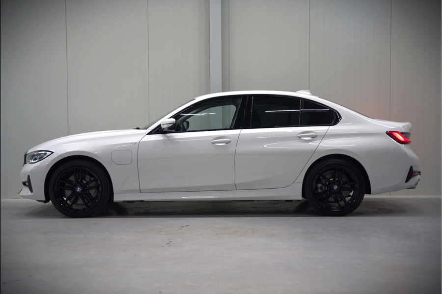 BMW 3-serie 330e eDrive Edition High Executive | Stoelverwarming | Navigatie | Apple Carplay | Parkeersensoren | Keyless | Cruise Control | LED | Leer | Trekhaak | Climate Control |