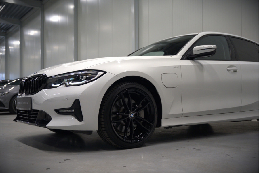 BMW 3-serie 330e eDrive Edition High Executive | Stoelverwarming | Navigatie | Apple Carplay | Parkeersensoren | Keyless | Cruise Control | LED | Leer | Trekhaak | Climate Control |