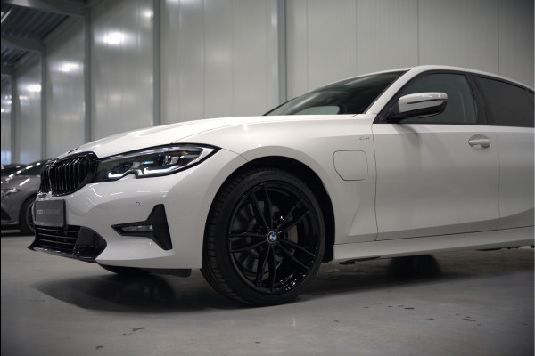 BMW 3-serie 330e eDrive Edition High Executive | Stoelverwarming | Navigatie | Apple Carplay | Parkeersensoren | Keyless | Cruise Control | LED | Leer | Trekhaak | Climate Control |