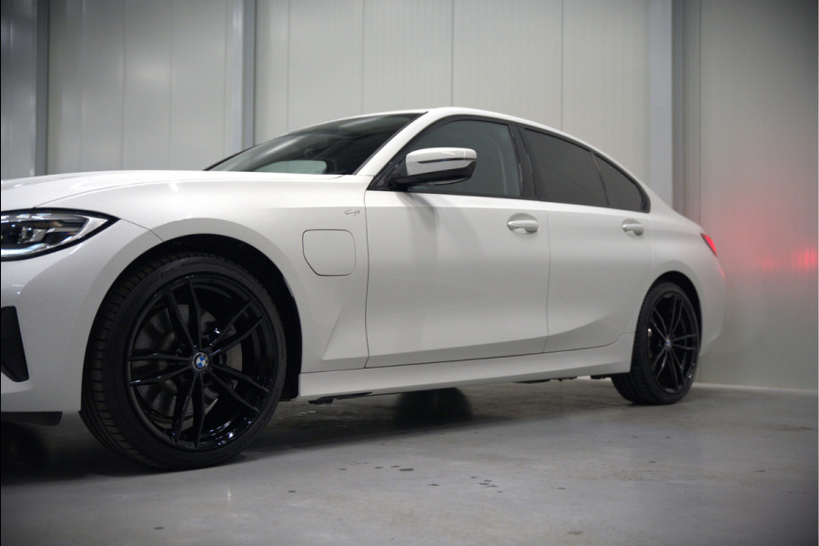 BMW 3-serie 330e eDrive Edition High Executive | Stoelverwarming | Navigatie | Apple Carplay | Parkeersensoren | Keyless | Cruise Control | LED | Leer | Trekhaak | Climate Control |