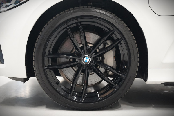BMW 3-serie 330e eDrive Edition High Executive | Stoelverwarming | Navigatie | Apple Carplay | Parkeersensoren | Keyless | Cruise Control | LED | Leer | Trekhaak | Climate Control |