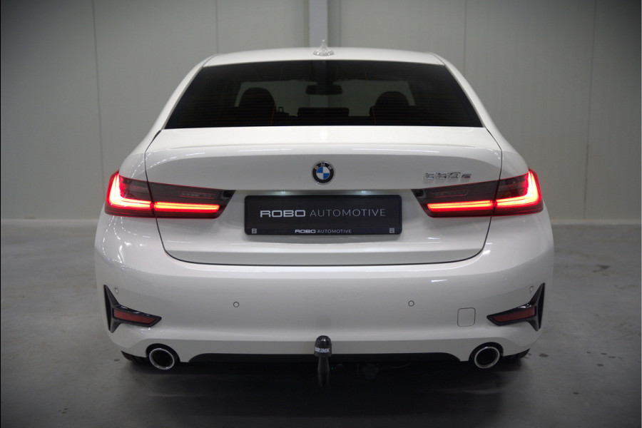BMW 3-serie 330e eDrive Edition High Executive | Stoelverwarming | Navigatie | Apple Carplay | Parkeersensoren | Keyless | Cruise Control | LED | Leer | Trekhaak | Climate Control |