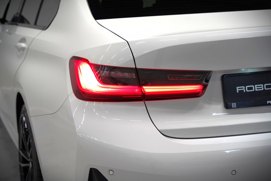 BMW 3-serie 330e eDrive Edition High Executive | Stoelverwarming | Navigatie | Apple Carplay | Parkeersensoren | Keyless | Cruise Control | LED | Leer | Trekhaak | Climate Control |