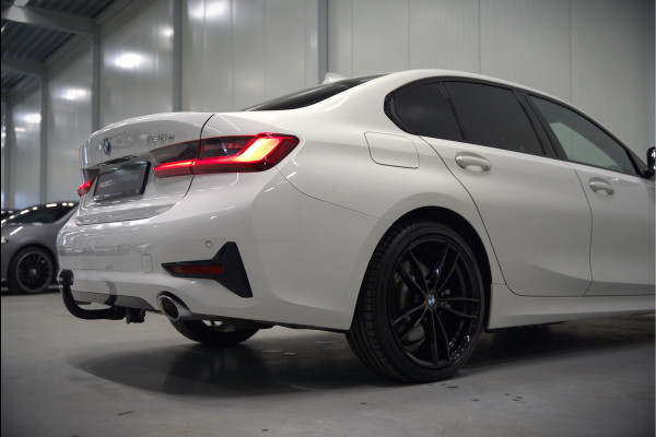 BMW 3-serie 330e eDrive Edition High Executive | Stoelverwarming | Navigatie | Apple Carplay | Parkeersensoren | Keyless | Cruise Control | LED | Leer | Trekhaak | Climate Control |