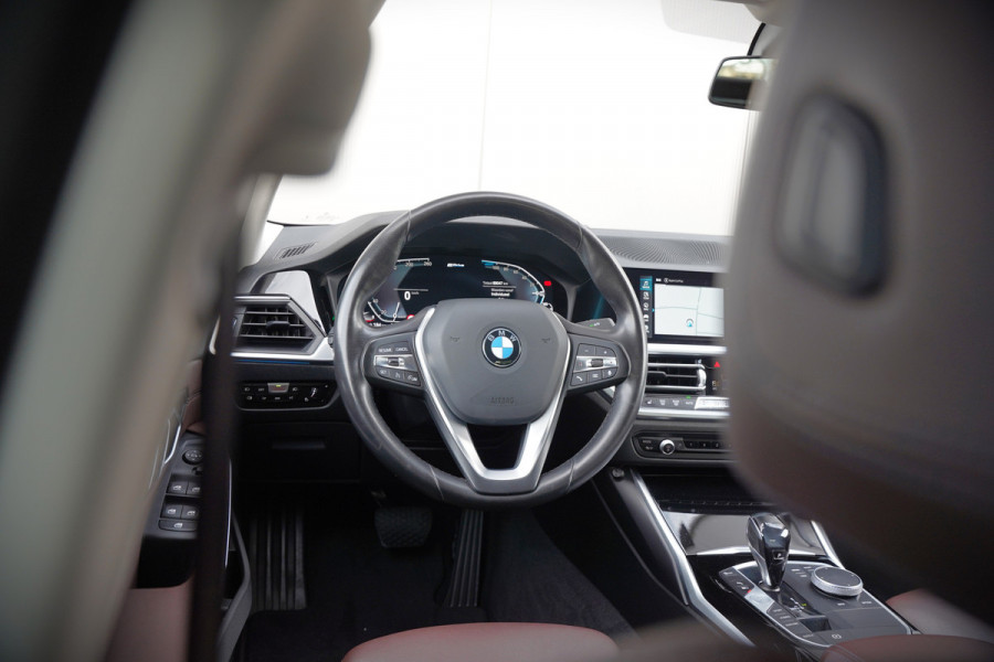 BMW 3-serie 330e eDrive Edition High Executive | Stoelverwarming | Navigatie | Apple Carplay | Parkeersensoren | Keyless | Cruise Control | LED | Leer | Trekhaak | Climate Control |