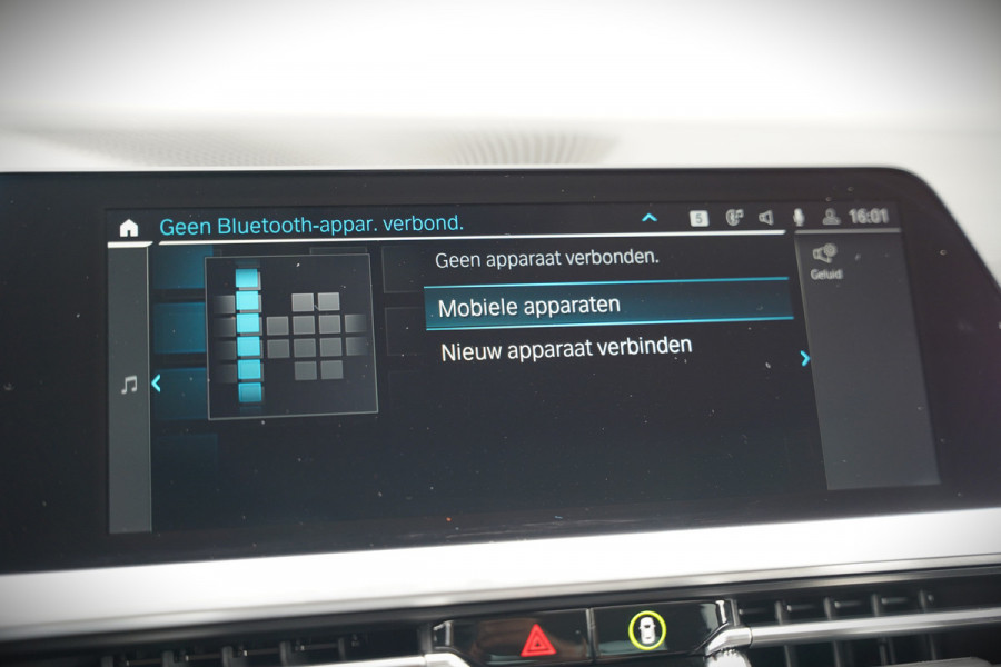 BMW 3-serie 330e eDrive Edition High Executive | Stoelverwarming | Navigatie | Apple Carplay | Parkeersensoren | Keyless | Cruise Control | LED | Leer | Trekhaak | Climate Control |
