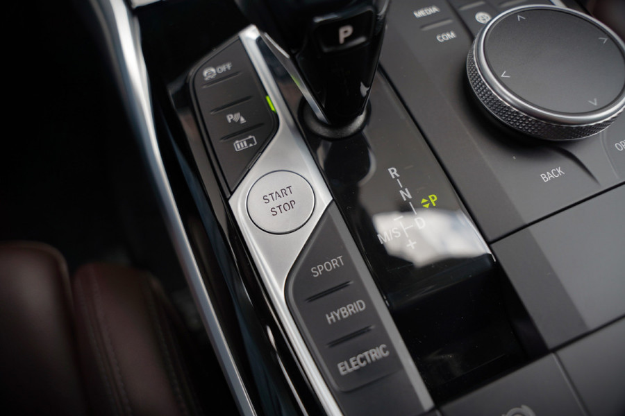 BMW 3-serie 330e eDrive Edition High Executive | Stoelverwarming | Navigatie | Apple Carplay | Parkeersensoren | Keyless | Cruise Control | LED | Leer | Trekhaak | Climate Control |