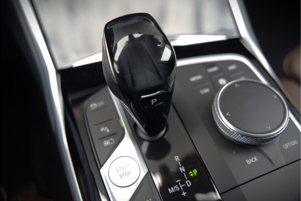 BMW 3-serie 330e eDrive Edition High Executive | Stoelverwarming | Navigatie | Apple Carplay | Parkeersensoren | Keyless | Cruise Control | LED | Leer | Trekhaak | Climate Control |