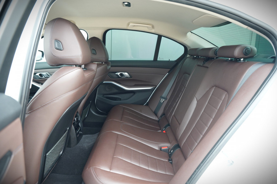 BMW 3-serie 330e eDrive Edition High Executive | Stoelverwarming | Navigatie | Apple Carplay | Parkeersensoren | Keyless | Cruise Control | LED | Leer | Trekhaak | Climate Control |
