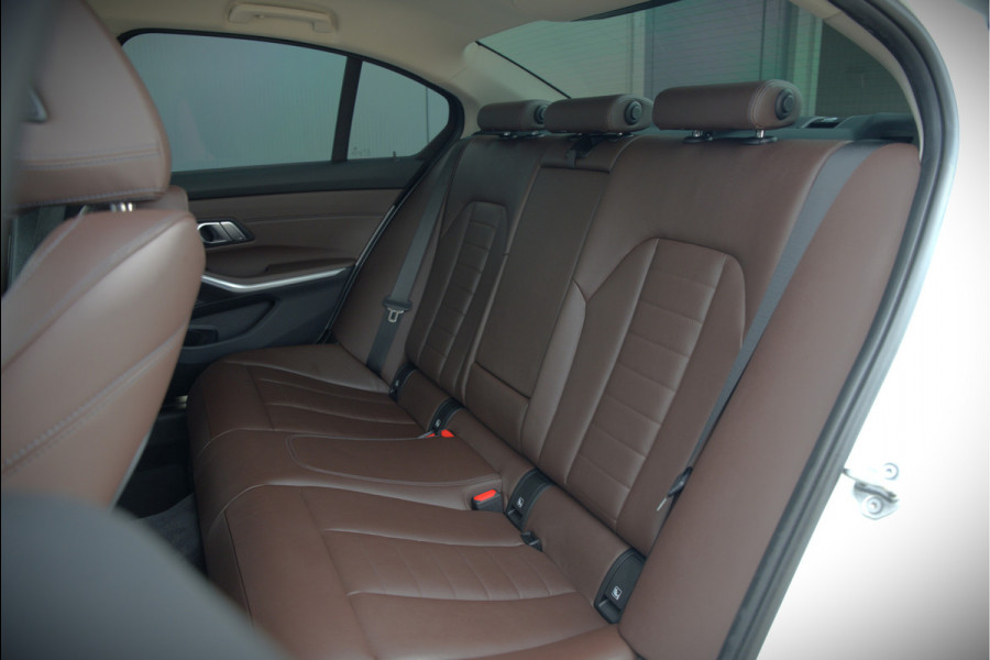 BMW 3-serie 330e eDrive Edition High Executive | Stoelverwarming | Navigatie | Apple Carplay | Parkeersensoren | Keyless | Cruise Control | LED | Leer | Trekhaak | Climate Control |
