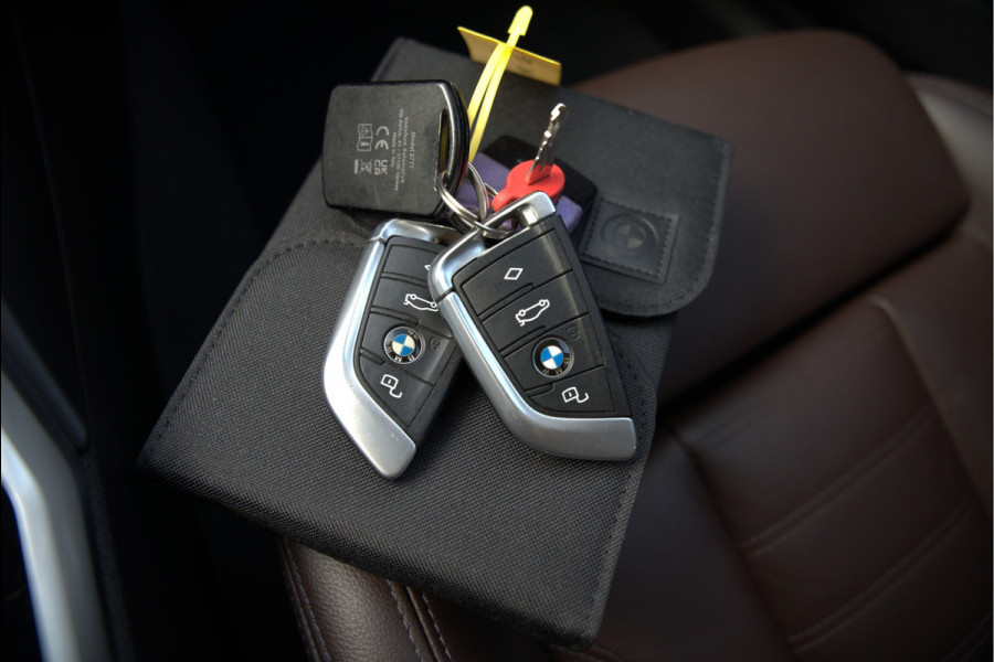 BMW 3-serie 330e eDrive Edition High Executive | Stoelverwarming | Navigatie | Apple Carplay | Parkeersensoren | Keyless | Cruise Control | LED | Leer | Trekhaak | Climate Control |