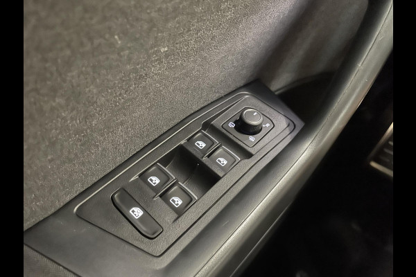 Volkswagen T-Roc 1.0 TSI 85 kW Move Discover Media Navi Digital Cockpit App-Connect DAB Climatronic Stoelverwarming Privacy Glass Park Assist Lane Assist Front Assist 17 inch LM Velgen Ascot Gray