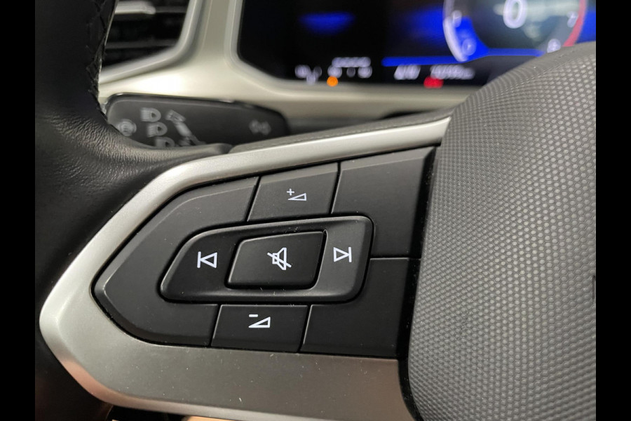 Volkswagen T-Roc 1.0 TSI 85 kW Move Discover Media Navi Digital Cockpit App-Connect DAB Climatronic Stoelverwarming Privacy Glass Park Assist Lane Assist Front Assist 17 inch LM Velgen Ascot Gray