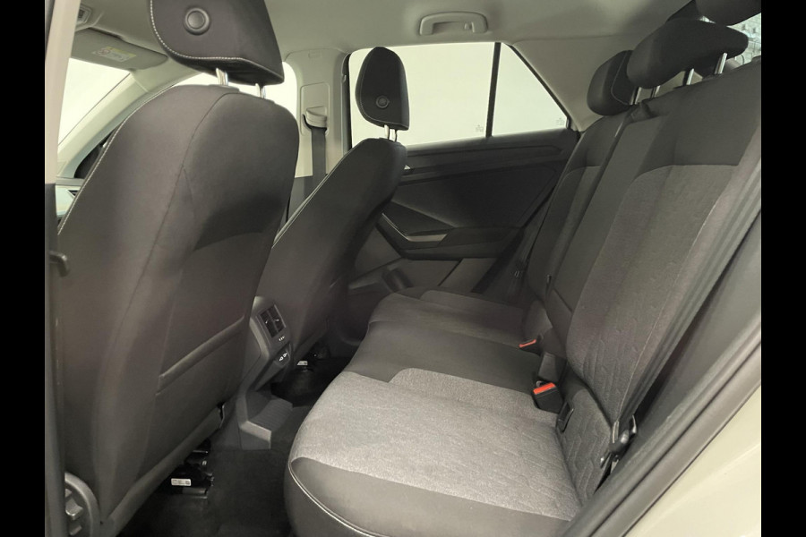 Volkswagen T-Roc 1.0 TSI 85 kW Move Discover Media Navi Digital Cockpit App-Connect DAB Climatronic Stoelverwarming Privacy Glass Park Assist Lane Assist Front Assist 17 inch LM Velgen Ascot Gray