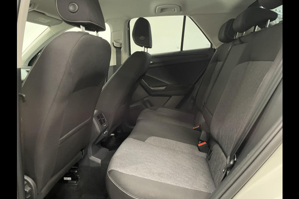 Volkswagen T-Roc 1.0 TSI 85 kW Move Discover Media Navi Digital Cockpit App-Connect DAB Climatronic Stoelverwarming Privacy Glass Park Assist Lane Assist Front Assist 17 inch LM Velgen Ascot Gray