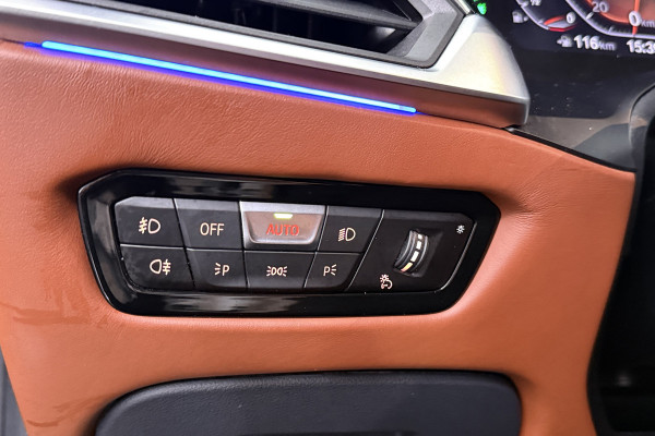 BMW 3-serie 330i High Executive Edition (PANORAMADAK, HEAD-UP, HARMAN/KARDON, 360 CAMERA, SFEERVERLICHTING, DEALER ONDERHOUDEN)