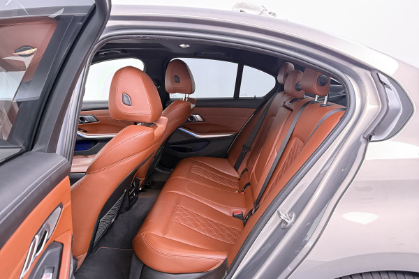 BMW 3-serie 330i High Executive Edition (PANORAMADAK, HEAD-UP, HARMAN/KARDON, 360 CAMERA, SFEERVERLICHTING, DEALER ONDERHOUDEN)