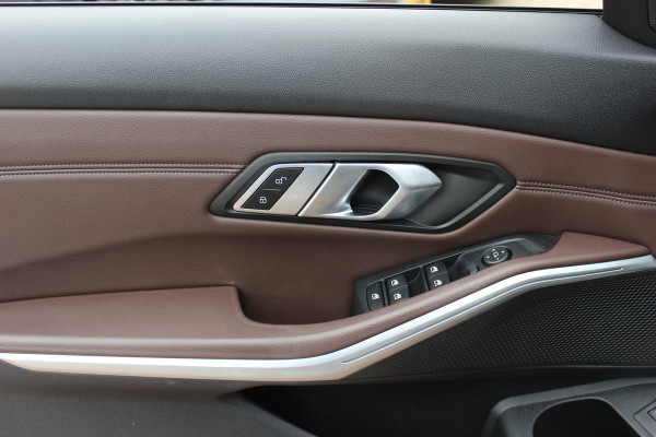 BMW 3 Serie Touring 330i High Exe. M Sport / Panoramadak / Camera / Leder / CarPlay / 19'' / Sportstoelen / Stoelverwarming / DAB / Cruise Control / Getint glas