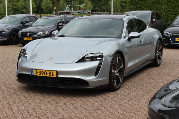 Porsche Taycan 4S Performance 84 kWh / SoH 91,9% / 38.845 km! /  Panoramadak / Camera / Passenger Display / Luchtvering / 21'' / Bose / Stoelverwarming / DAB / Cruise Control
