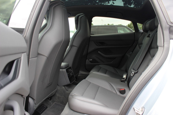 Porsche Taycan 4S Performance 84 kWh / SoH 91,9% / 38.845 km! /  Panoramadak / Camera / Passenger Display / Luchtvering / 21'' / Bose / Stoelverwarming / DAB / Cruise Control